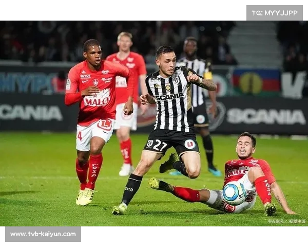 朗斯客场2-1力克昂热，托万梅开二度助球队登顶积分榜